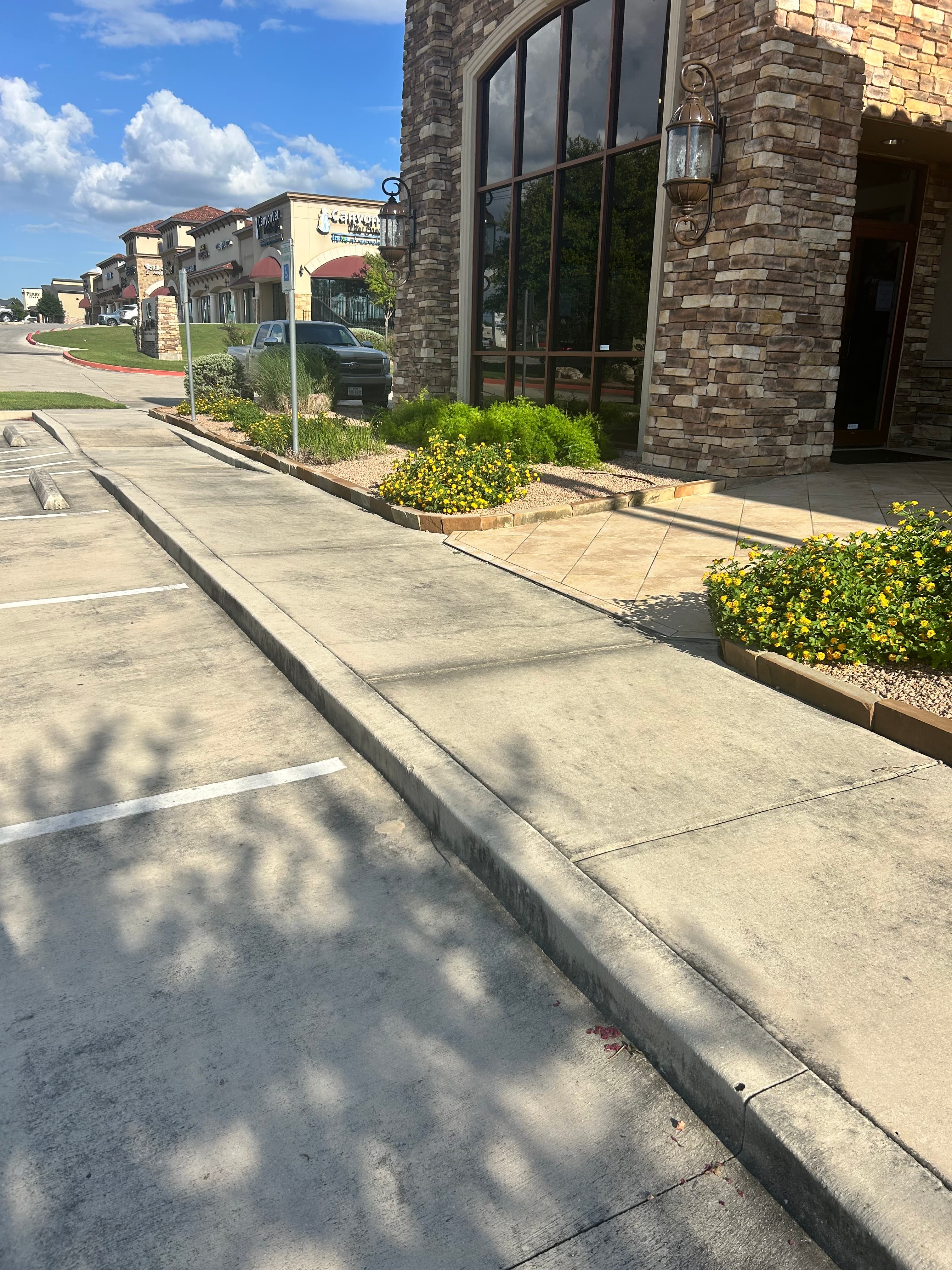 Before and after of a driveway cleaning